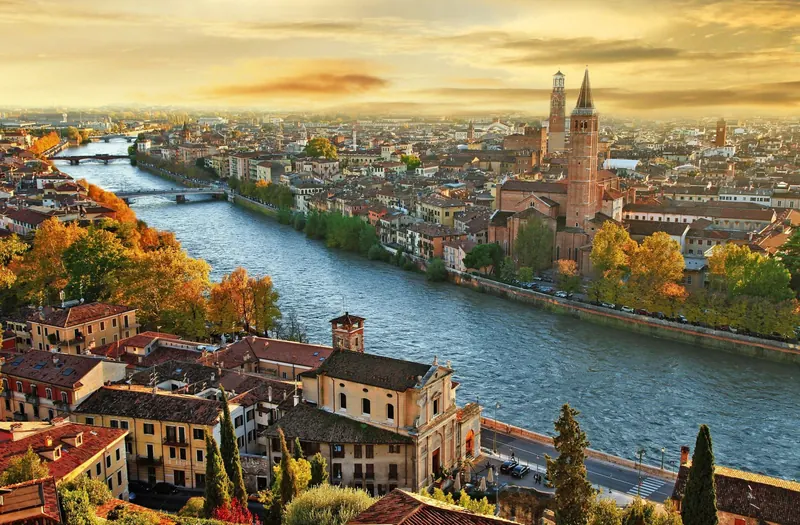 Veduta di una città italiana al tramonto